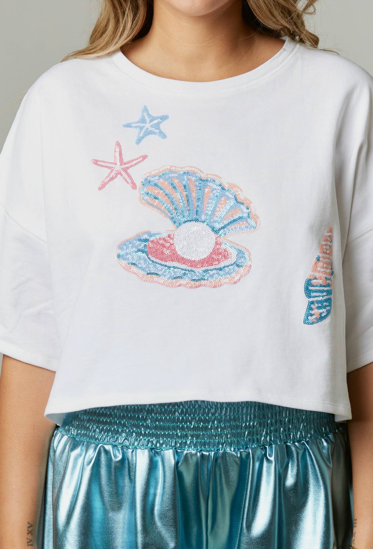 Seashell sequin patch cropped tee